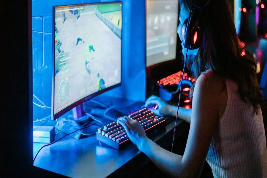 What Makes Some Online Games Easy to Start but Hard to Stop Playing? 1 Online Games