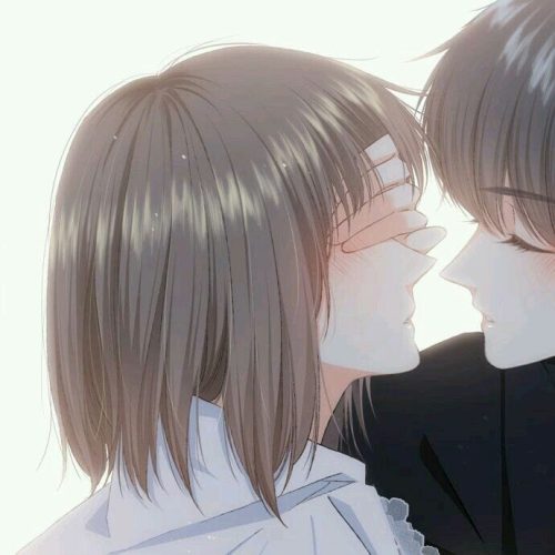 couple kiss